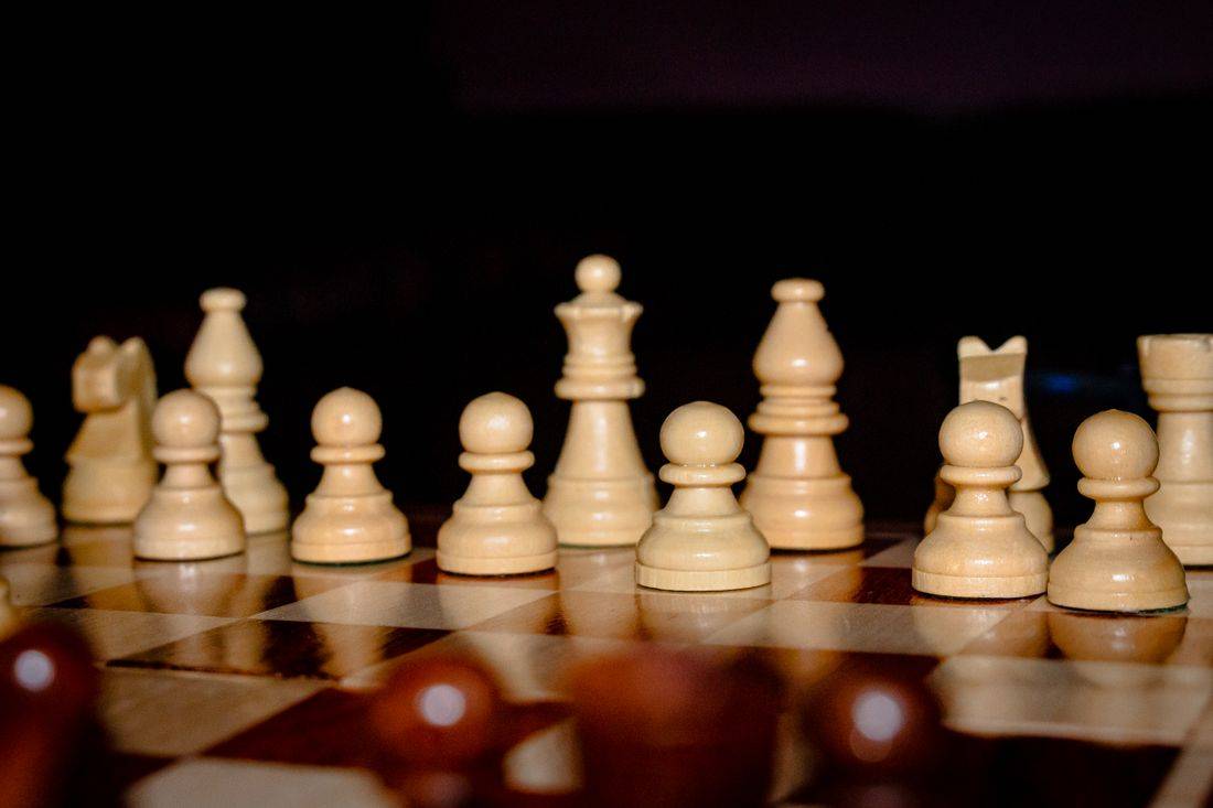 Bidak catur di atas papan sebagai metafora strategi analisis
