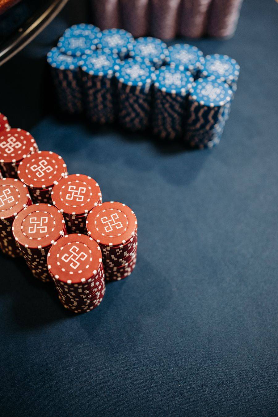 Tumpukan chip berwarna sebagai lambang bonus rollingan