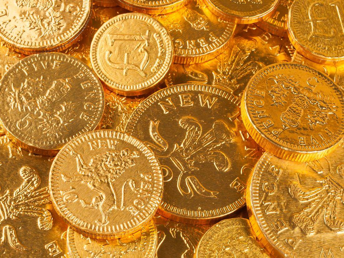 Koin emas bertumpuk sebagai gambaran cashback mingguan