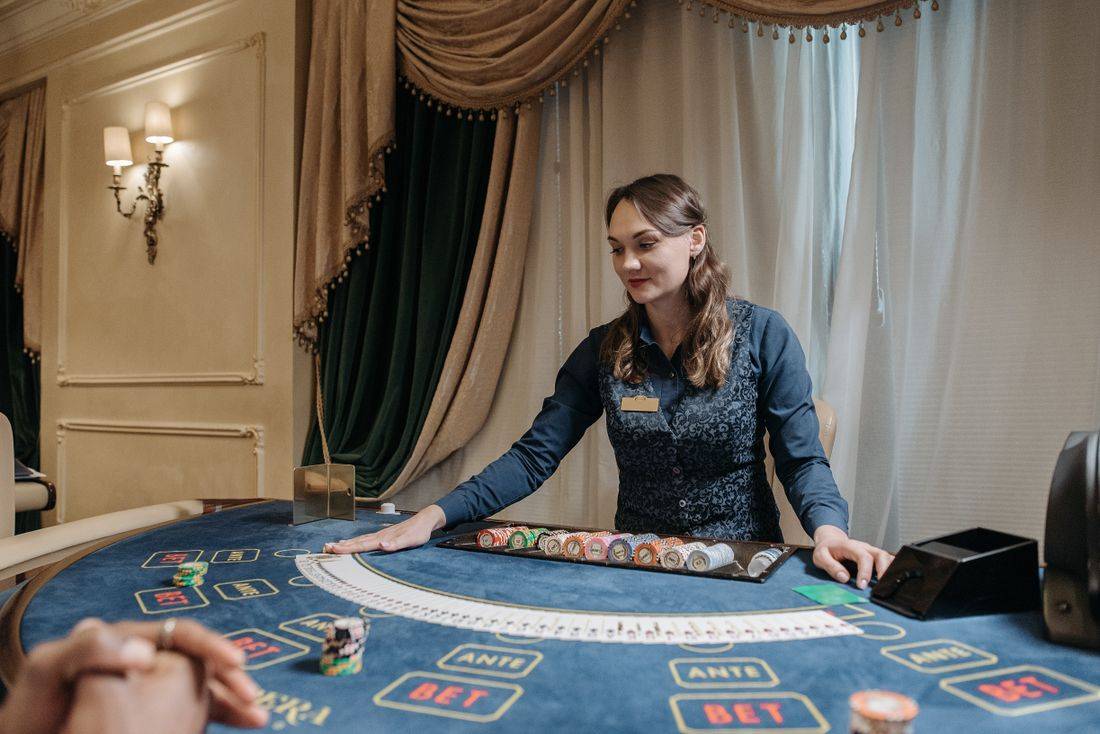 Bandar live casino membagikan kartu di meja permainan