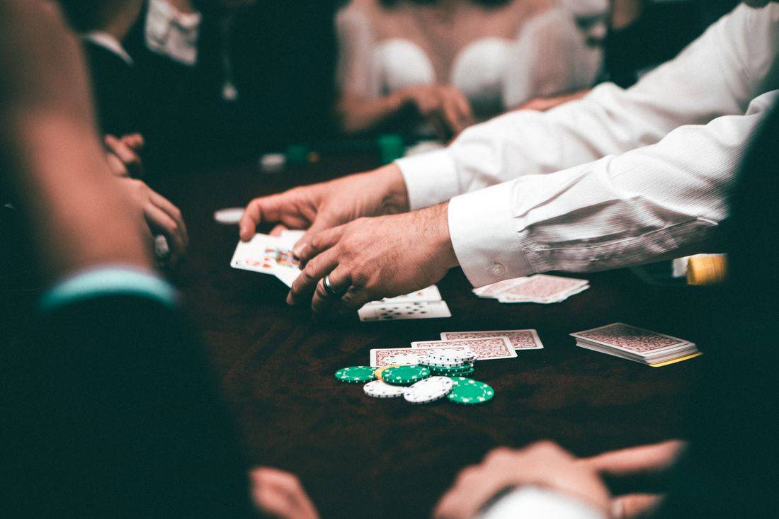 Pemain terkonsentrasi di meja poker