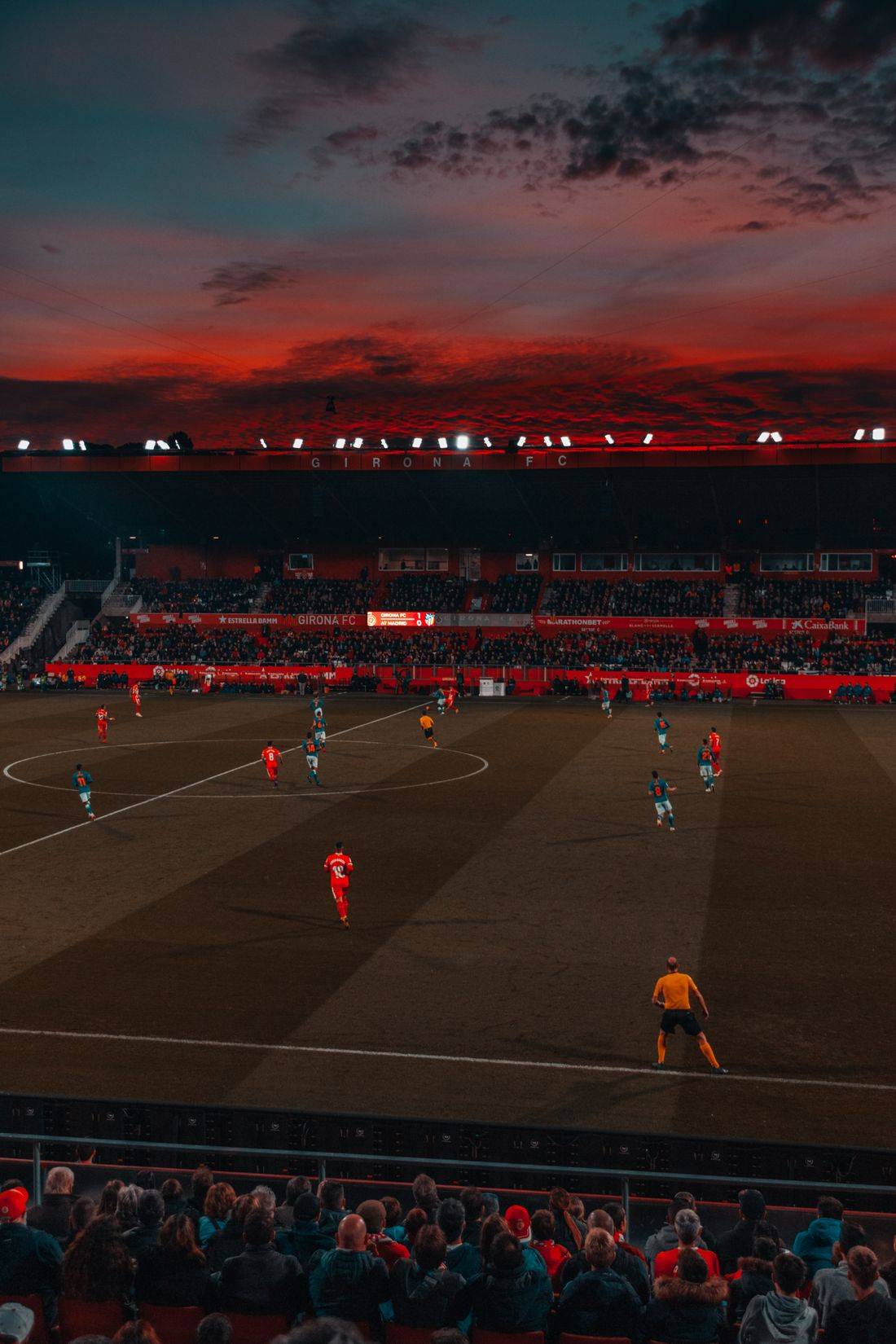 Stadion sepak bola saat matahari terbenam